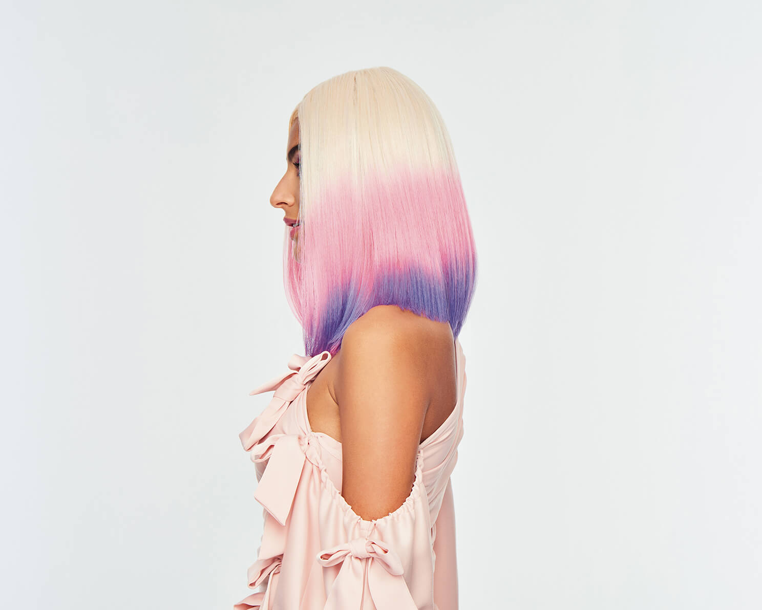 HD – Blonde & Blooming – Model – Side 2